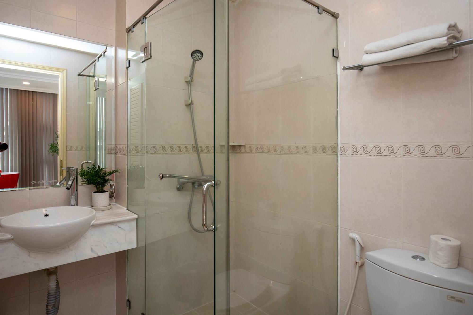 Quy Hung Hotel Central Хошимин Екстериор снимка