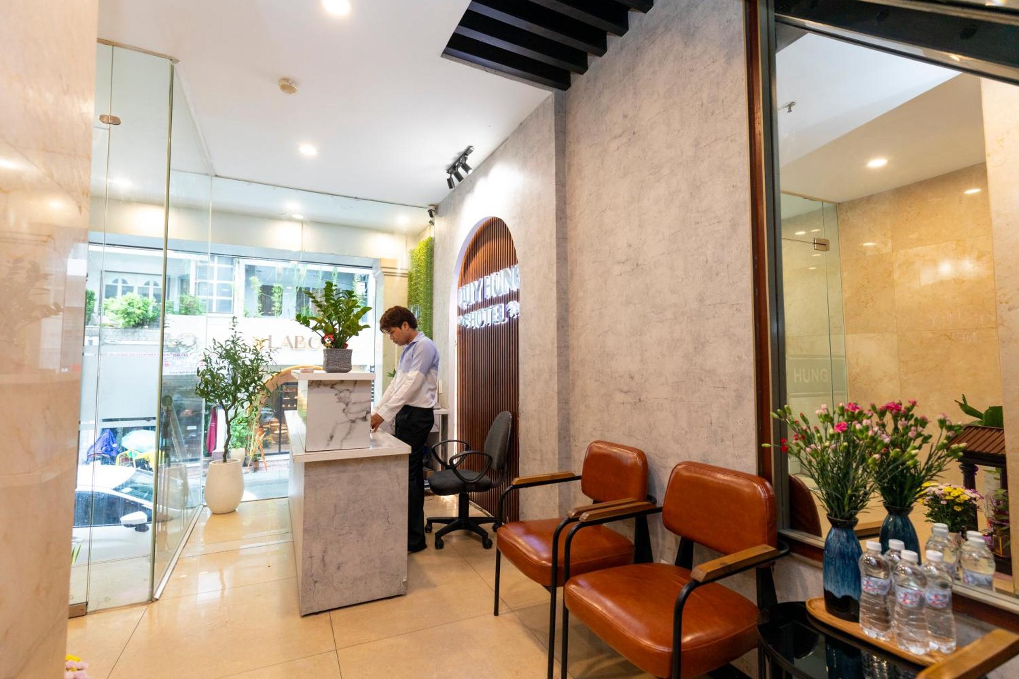 Quy Hung Hotel Central Хошимин Екстериор снимка