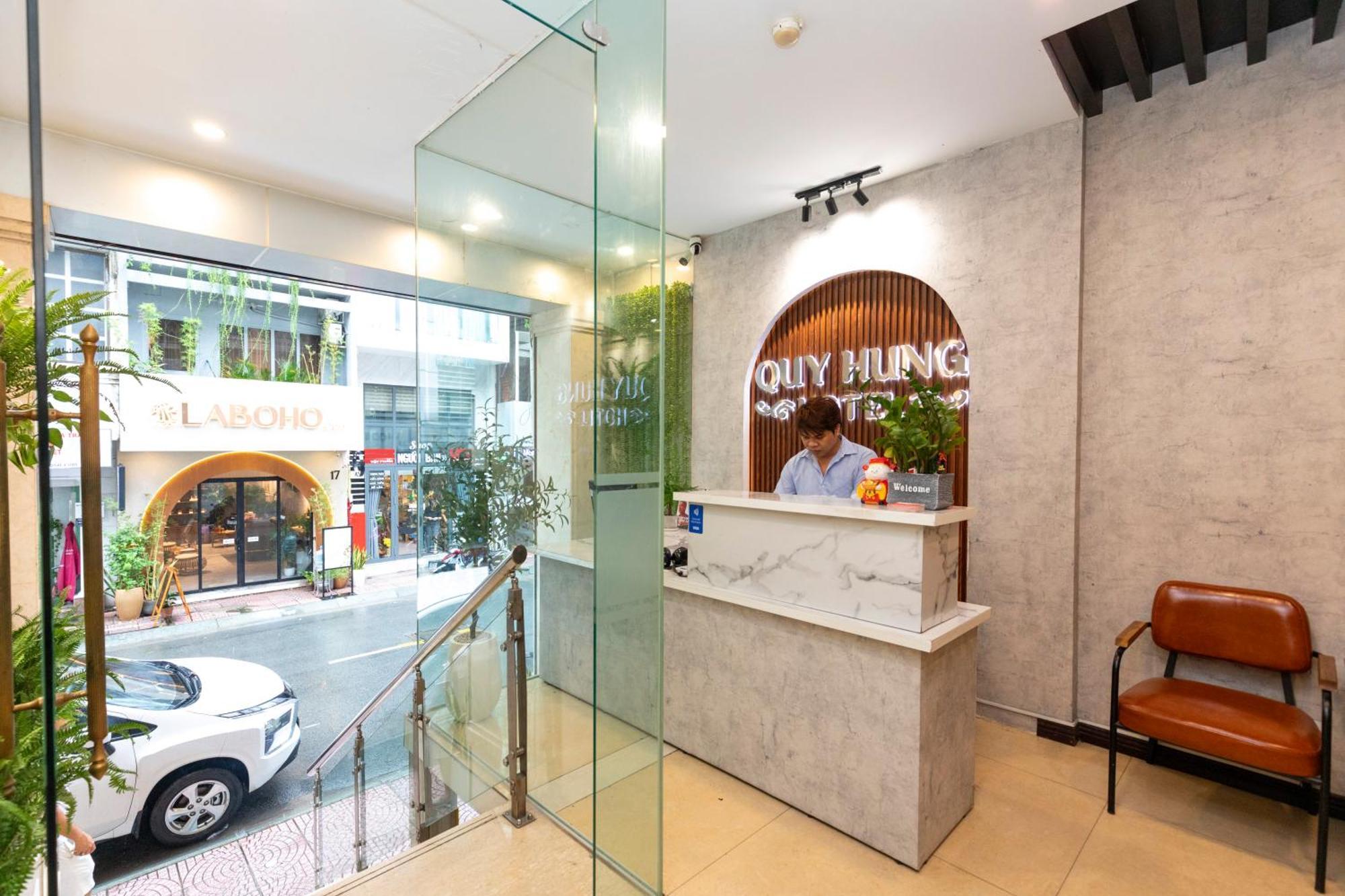 Quy Hung Hotel Central Хошимин Екстериор снимка