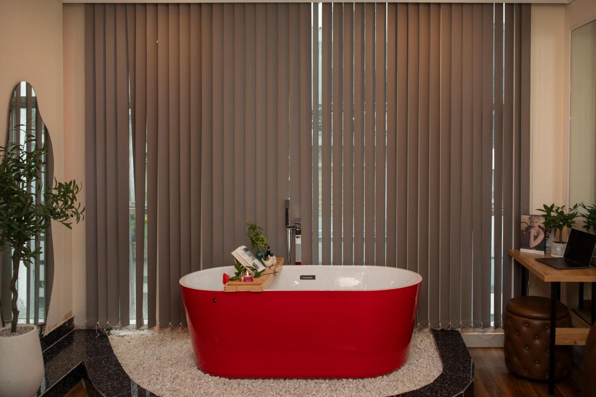 Quy Hung Hotel Central Хошимин Екстериор снимка